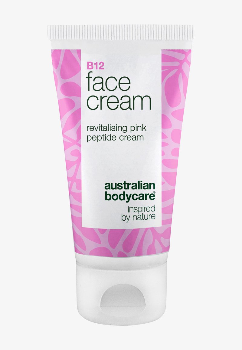 Tubo de crema facial revitalizante con péptidos rosas B12 de Australian Bodycare con patrones abstractos rosas sobre un fondo blanco.