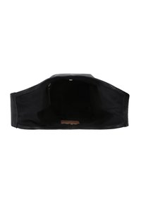 Borsa nera con un'ampia apertura, caratterizzata da tessuto liscio e forma strutturata. All'interno presenta una fodera morbida e una tasca interna.