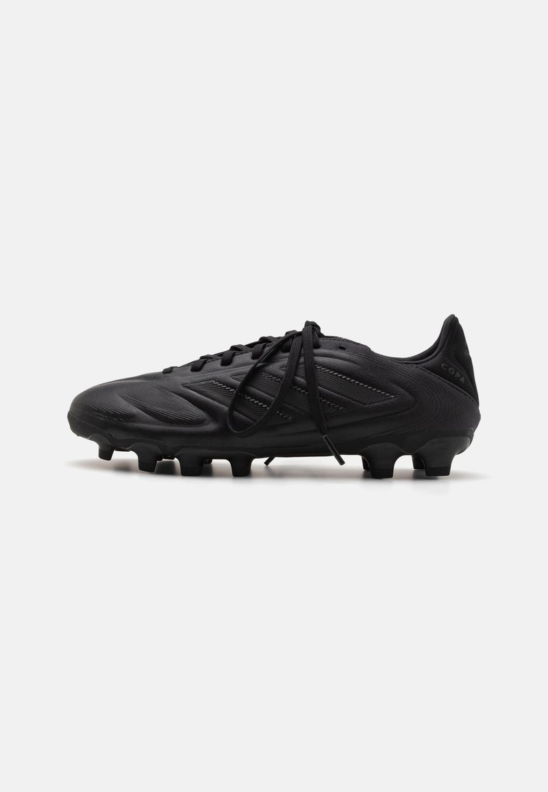 Sorte fotballsko med en teksturert syntetisk overdel, seks formerte knaster og snøring. Har minimalistisk design og slank form.