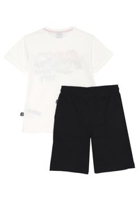 T-shirt bianca in cotone con grafiche testuali sbiadite e maniche corte, abbinata a pantaloni corti neri in cotone con vita elastica.