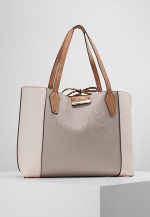 Beige og lyserød tekstureret læder tote taske med brune håndtag og en foran metalplade med indgraveret "GUESS".