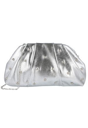 Bolso de mano metálico plateado con pliegues, adornado con pequeñas tachuelas redondas y una correa de cadena delgada sobre fondo blanco.