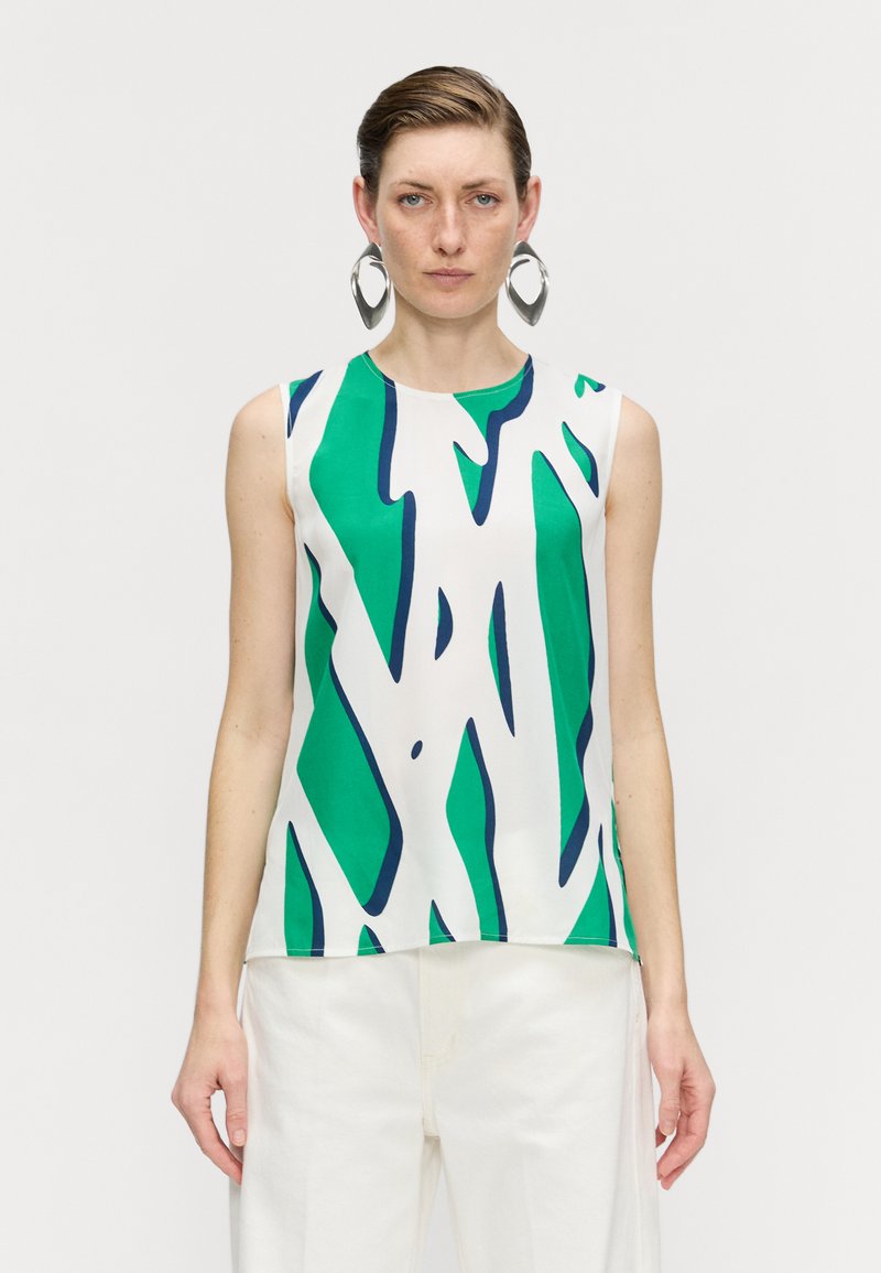 Top sin mangas en tela ligera con patrones abstractos en verde y blanco, con acentos en azul marino. Diseño ajustado con escote redondo.