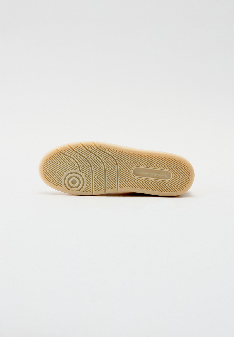 Suola di sneaker in gomma beige con un motivo a spina di pesce e dettagli di logo circolare. Texture liscia con vari design del battistrada per aderenza.