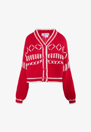 Piros kötött kardigán, rövidített fazonnal, fehér díszítő mintákkal és öt piros gombbal az elején. V-nyakú és hosszú ujjú.