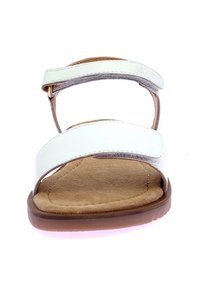 Sandal blanca con dos tiras anchas de acabado suave, hebilla ajustable y plantilla acolchada en tono marrón con suela de goma.