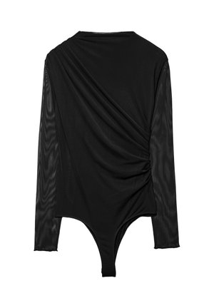 Sort bodysuit med lange gennemsigtige ærmer, draperet stof foran og en tætsiddende nederdel. Glat tekstur med en kropsnær silhuet.