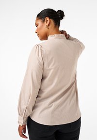 Zizzi GESTREIFTE MIT RÜSCHEN - Blúzka so zapínaním na gombíky - silver mink stripe