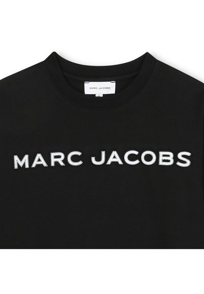 Zwarte katoenen t-shirt met witte geborduurde tekst "MARC JACOBS" aan de voorkant, ronde halslijn en korte mouwen.