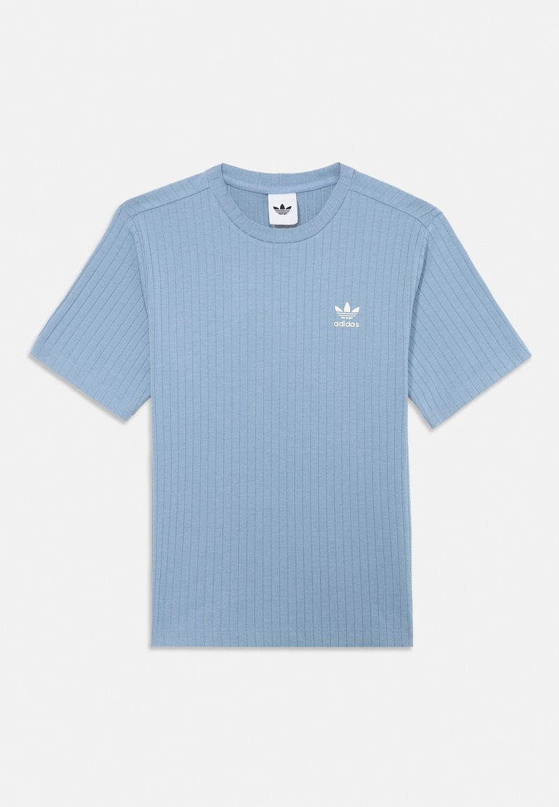 T-shirt côtelé bleu clair avec des manches courtes, un col rond et un logo adidas blanc sur la poitrine gauche. Matière en coton doux.