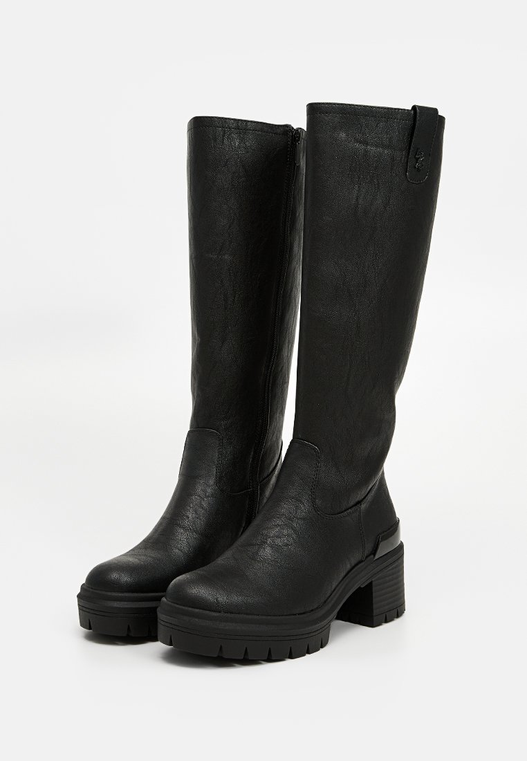 Bottes noires montantes en matériau synthétique texturé, dotées d'une fermeture éclair latérale, d'un talon épais et d'une semelle en caoutchouc avec un motif strié.