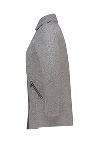 Lichtgrijze textuurjas met een hoge kraag en een schuine ritssluitingzak aan de zijkant, gezien vanaf de zijkant tegen een witte achtergrond.