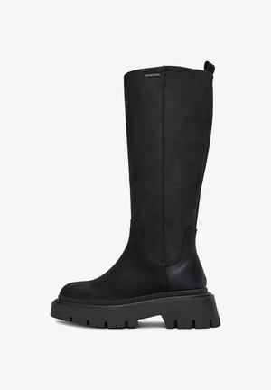 Bota negra hasta la rodilla con suela gruesa y dentada, parte superior lisa, lengüeta para tirar en la parte trasera y logo "G-STAR" cerca del borde superior.