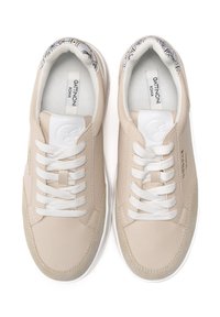 Beige sneakers med en slät läderovandel, vita snörning och en strukturerad mockadetalj. Har ett mönstrat foder och en gummisula.