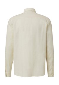 Rückansicht eines beige-farbenen Hemdes mit langen Ärmeln, Knöpfen, Kragen und geknöpften Manschetten auf weißem Hintergrund.