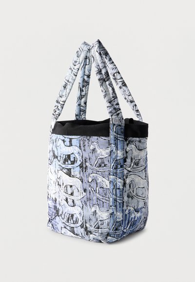 Τσάντα tote με μαύρη επένδυση, επενδεδυμένες λαβές και σχέδιο με άλογα σε μπλε, λευκό και μαύρο πάνω σε επενδυμένο ύφασμα.