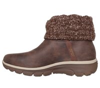 Bottines marron avec un col en tricot texturé, dessus synthétique, semelle rembourrée et design plat. Détail du logo sur le côté visible.