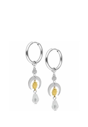 Silberne Creolen mit Halbmond-Motiven, goldenen Sonnenanhängern und klaren, facettierten Kristallanhängern, die darunter hängen.