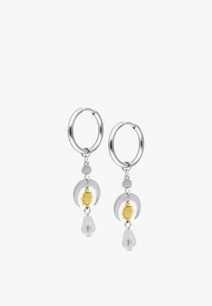 Silberne Creolen mit Halbmond-Motiven, goldenen Sonnenanhängern und klaren, facettierten Kristallanhängern, die darunter hängen.