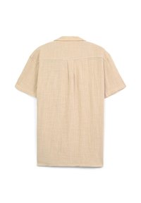 Camicia a maniche corte con colletto in tessuto beige testurizzato. Presenta una pence centrale sul retro e un design dal fit rilassato.