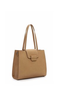 Sac à main en cuir tan avec une forme structurée, deux longues poignées et une fermeture à rabat. Notable pour sa texture grainée subtile et son design minimaliste.