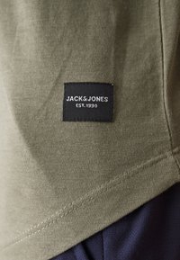 Jack & Jones JJENOA TEE CREW NECK - Basic póló - bungee cord