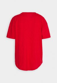 T-shirt rouge uni à manches courtes vu de dos, avec un col rond et un ourlet légèrement courbé.