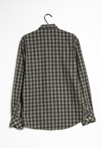 Camisa a cuadros en verde oscuro y azul marino con una textura de tela suave. Cuenta con cuello, mangas largas y puños abotonados.