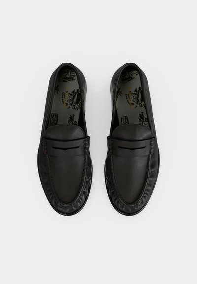 Paire de mocassins penny en cuir noir avec coutures détaillées et semelles intérieures imprimées, montrée de dessus sur fond blanc.