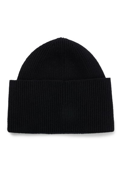 Bonnet en tricot noir avec une texture côtelée, un revers replié et un design simple et ajusté sans embellissements.