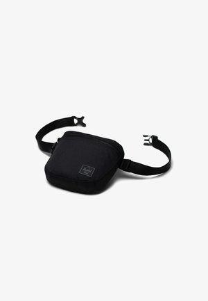 Čierna textilná hip taška so zipsom hore, nastaviteľným popruhom a malou nášivkou loga. Kompaktný, obdĺžnikový tvar s hladkou textúrou.