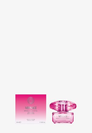 Versace Bright Crystal Absolu, eine 50-ml-Flasche aus rosa Glas mit einem diamantförmigen Verschluss, präsentiert zusammen mit einer passenden rosa Verlaufsbox.