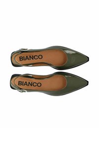 Pointe čevlji z visoko peto v oljčno zeleni lakirani koži s črnim vrhom. Imajo trak okoli gležnja s srebrnim okovjem. Znotraj je znamka "BIANCO."