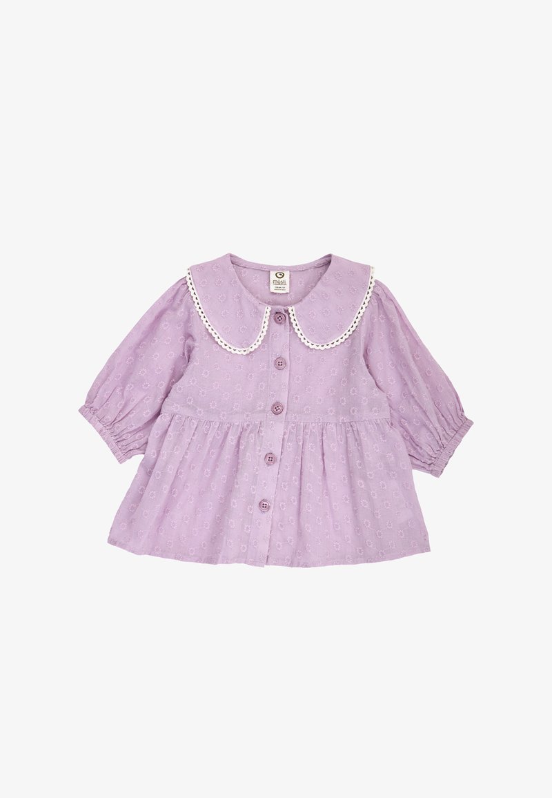 Fliederfarbenes Babykleid mit langen, aufgepufften Ärmeln, Knöpfen vorne, großem abgerundetem Kragen mit weißer Spitze und floralem Stickmuster.