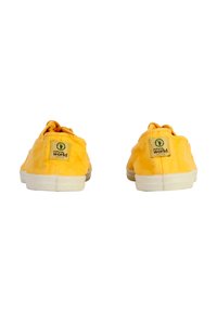 Zapatillas de lona amarillas con una superficie texturizada, suelas de goma blanca y etiquetas traseras que muestran el logo "natural world". Diseño de cordones simple.
