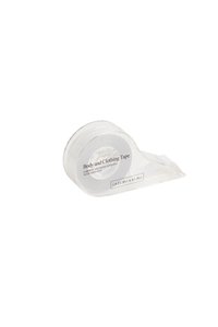 Nastro per corpo e abbigliamento in un dispenser trasparente. Il rotolo presenta una superficie adesiva bianca e liscia per fissare i capi. Compatto e facile da usare.