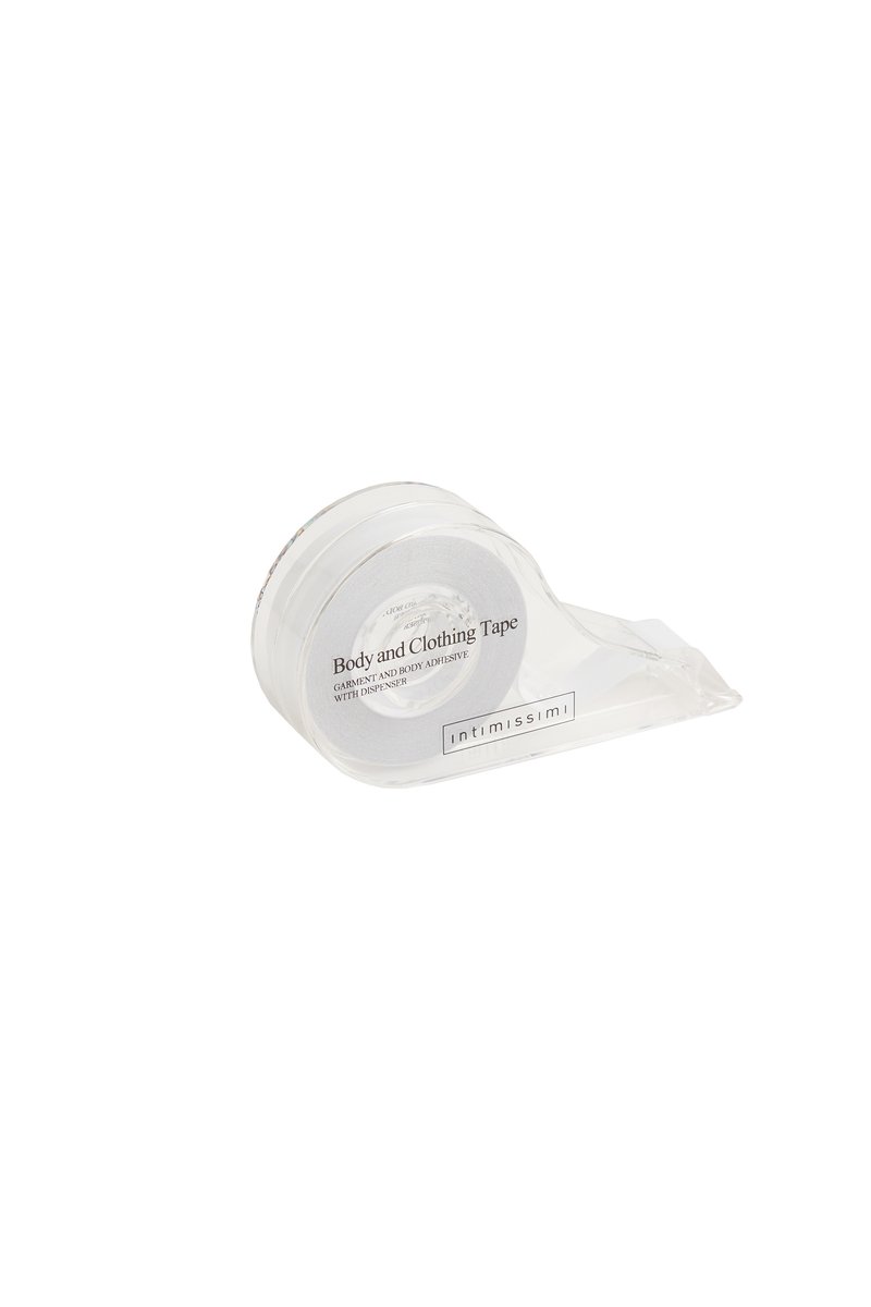 Nastro per corpo e abbigliamento in un dispenser trasparente. Il rotolo presenta una superficie adesiva bianca e liscia per fissare i capi. Compatto e facile da usare.