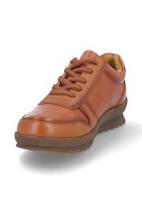 Zapatilla de cuero marrón con forma redondeada, superficie texturizada y cuello acolchado. Presenta cordones marrones y una suela de goma de contraste.