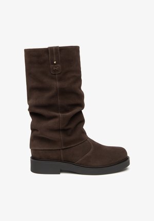Brauner Wildlederstiefel bis zur Mitte der Wade mit niedrigem schwarzem Gummihacke und einer genähten Detailnaht nahe dem Knöchel und oberen Rand.