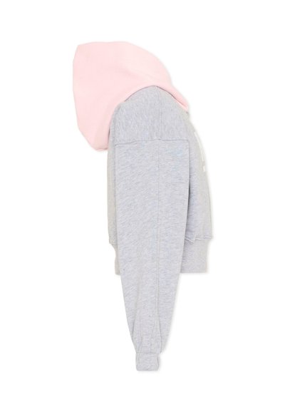 Sudadera gris claro con capucha rosa claro, mostrada de lado, con puños acanalados y textura de tela suave.