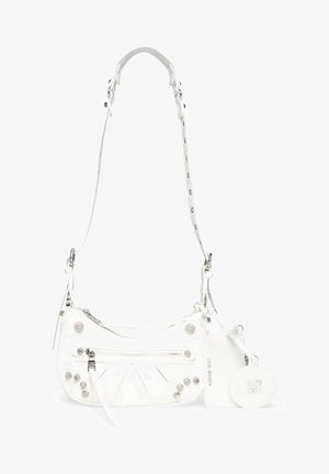 Biała skórzana torba na ramię z regulowanym paskiem, przednią kieszenią na zamek, metalowymi ćwiekami oraz dołączonym etui na monety i uchwytem na karty.