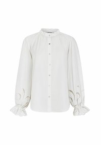 Weißes Blusenshirt mit Rüschensaum am Kragen, Knopfverschluss vorne und langen Ärmeln mit Ausschnittdetails und ausladenden Manschetten. Glatte Stofftextur.
