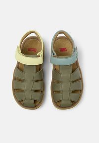 Gröna och gula sandaler designade med läderremmar, med ett dämpat fotbädd och justerbar velcro-stängning. Texturerad ytkvalitet.