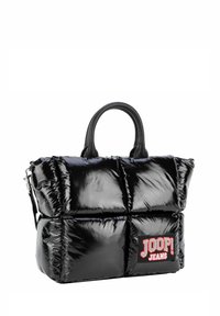 Černá naducaná kabelka z lesklého materiálu s dvěma uchy, odnímatelným popruhem a červenobílou nášivkou s logem "JOOP! JEANS".