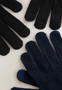 Tri páry pletených rukavíc: dve čierne a jedny tmavomodré. Rukavice majú rebrovanú textúru a rovné manžety. Žiadne vzory ani akcenty.