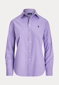 Camisa de manga larga color púrpura claro de algodón, con cuello puntiagudo y un pequeño logo en azul marino en el pecho izquierdo.