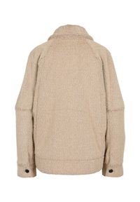 Fuzzy beige jacka med långa, lösa ärmar, krage och svarta knappar på ärmsluten. Texturen ser mjuk och ludden ut.