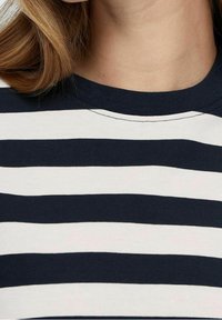 Navyblau- und weiße gestreifte Kurzarmbluse mit rundem Ausschnitt. Der Stoff wirkt weich, mit gleichmäßigen Streifenmustern und einer glatten Textur.
