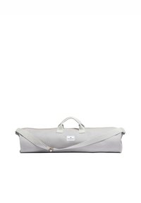 Bolsa de deporte gris claro fabricada con material duradero, cuenta con dos asas y una correa de hombro desmontable. Incluye un detalle de etiqueta con logo.