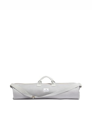 Hellgraue Reisetasche aus strapazierfähigem Material, mit zwei Griffen und einem abnehmbaren Schultergurt. Enthält ein Logo-Label.
